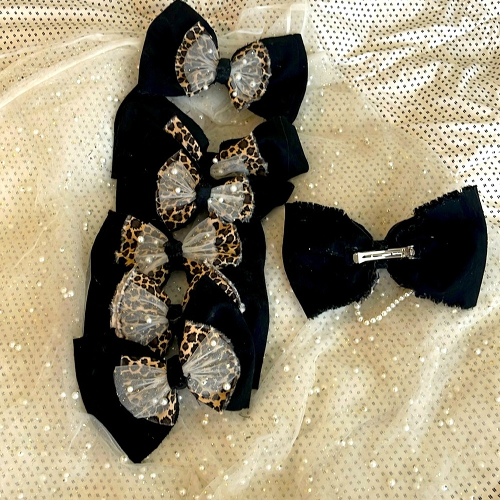 Minye’s Beautiful Leopard Bows
